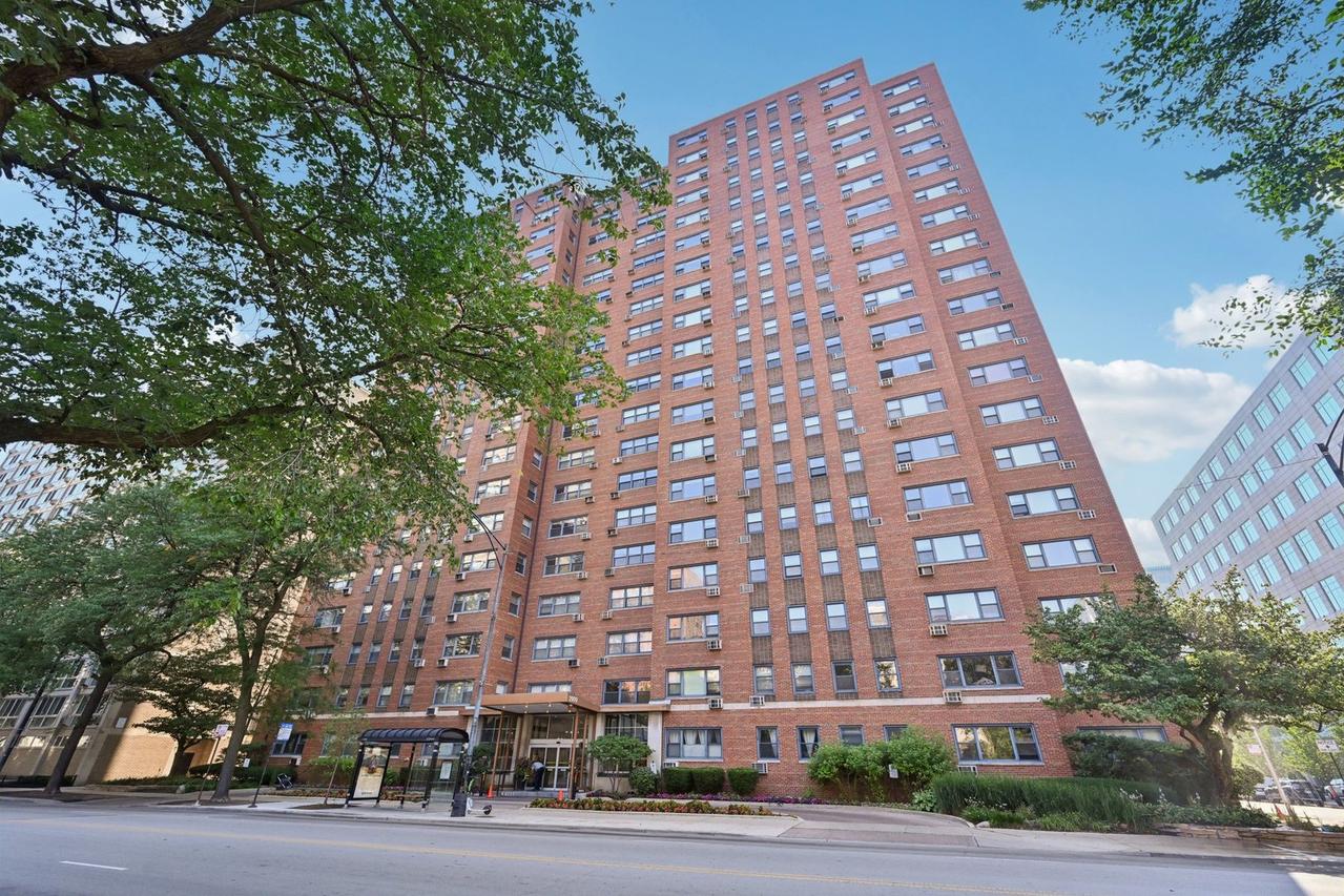 2909 N Sheridan Rd. #908, Chicago, IL 60657
