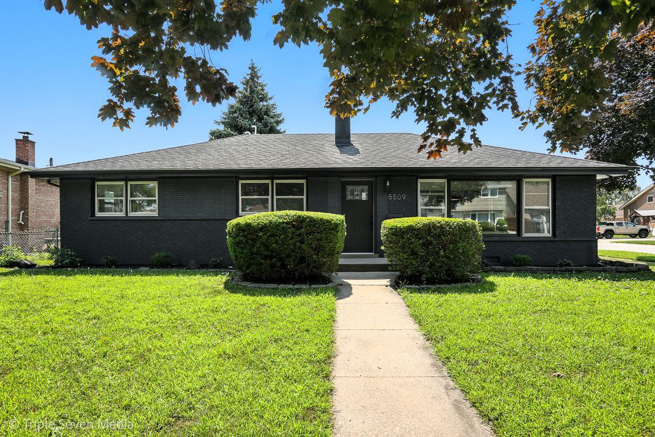 5509 Oak Center Dr., Oak Lawn, IL 60453
