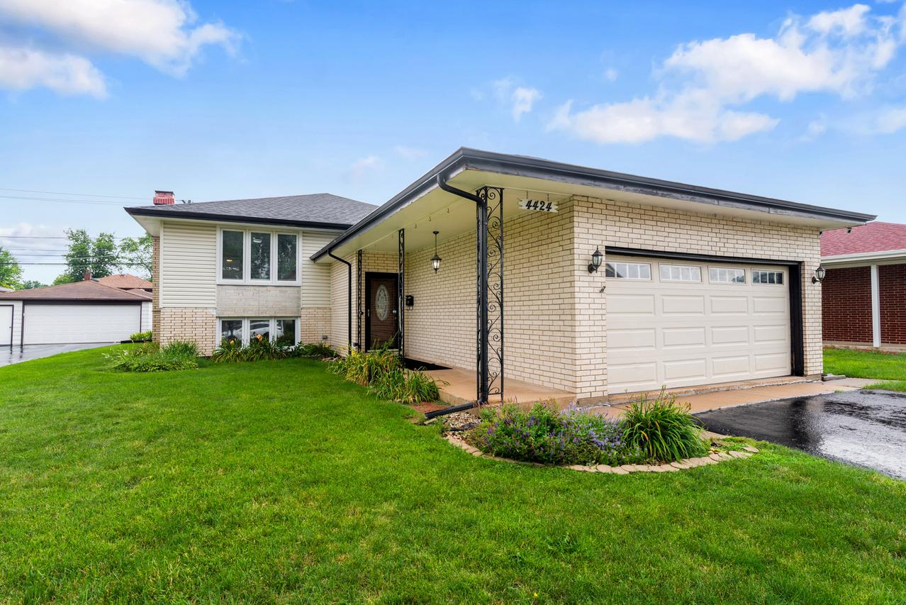 4424 Maple Ave., Brookfield, IL 60513
