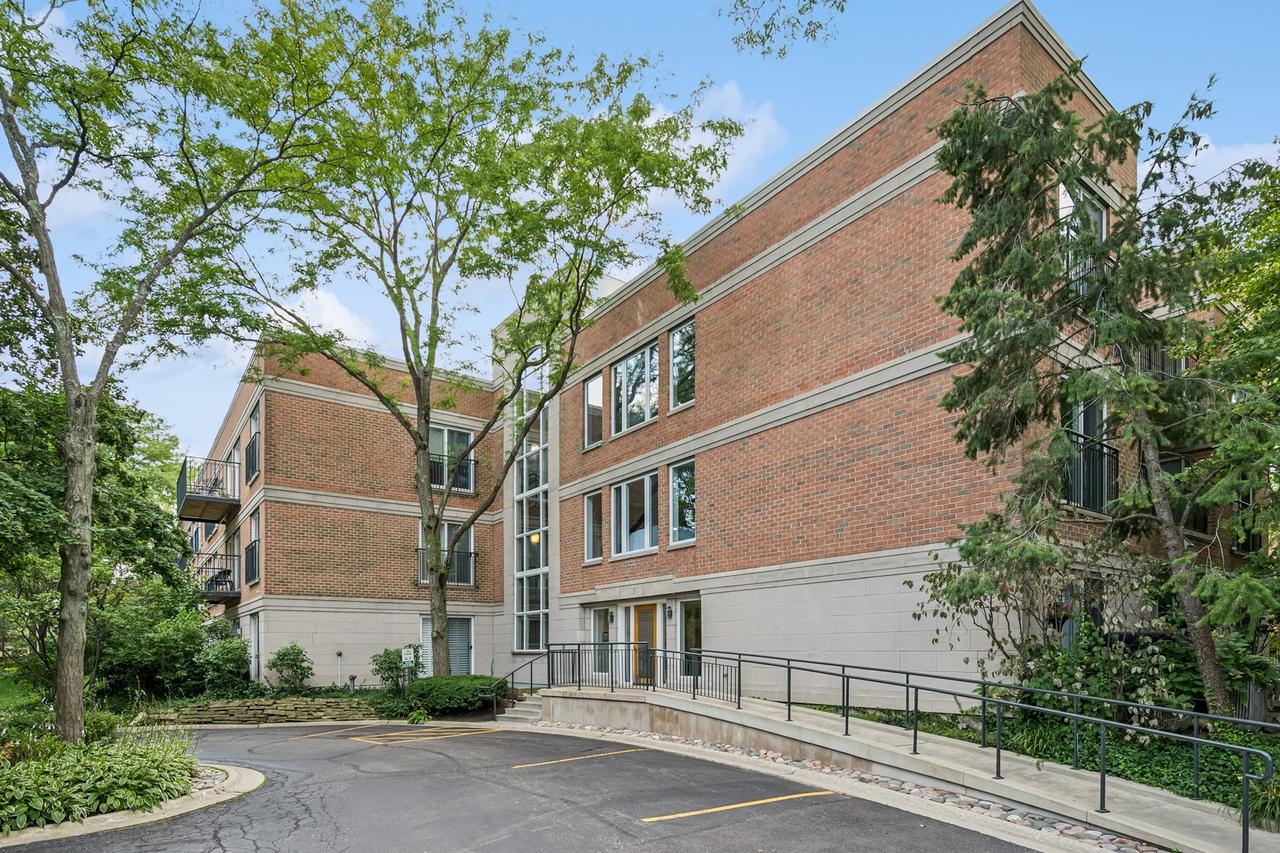 119 E Laurel Ave. #207, Lake Forest, IL 60045