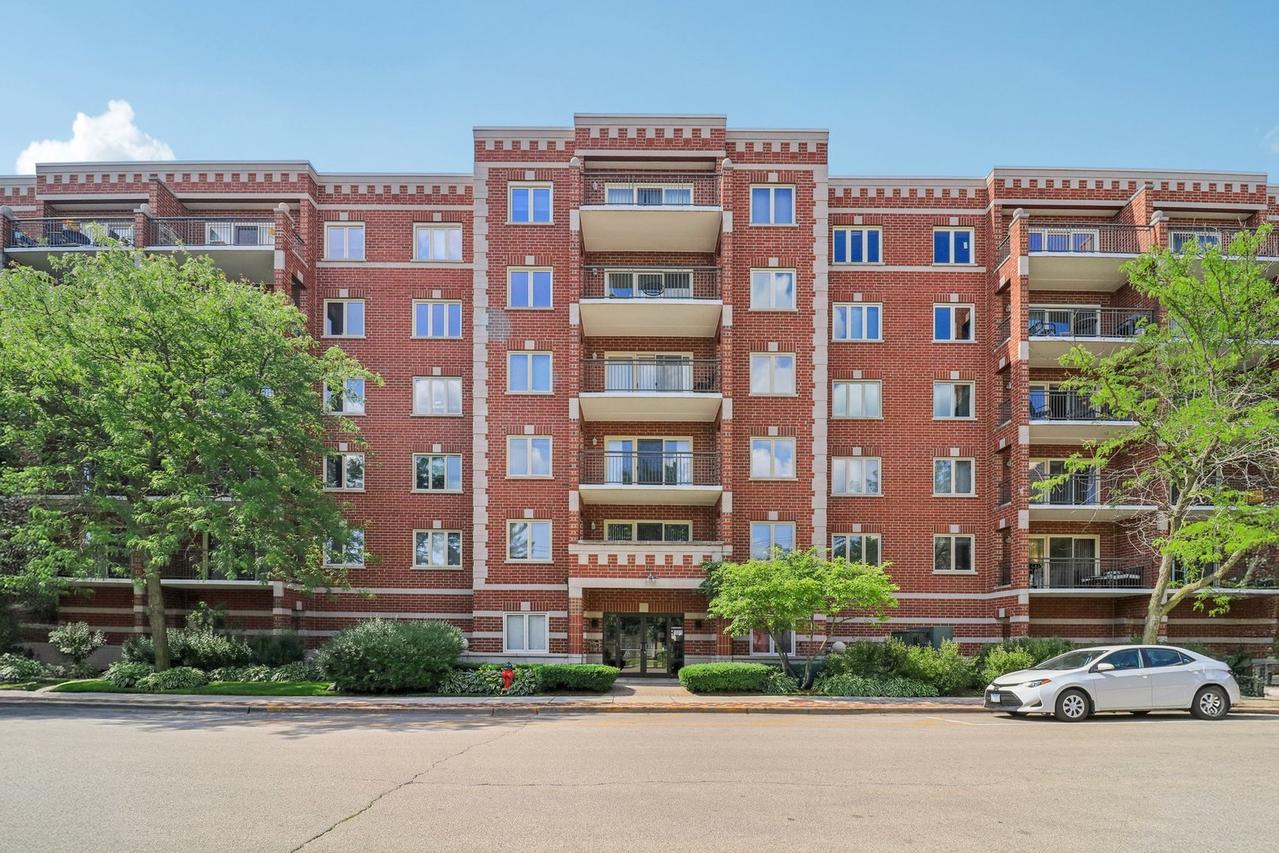 5005 Warren St. #403, Skokie, IL 60077