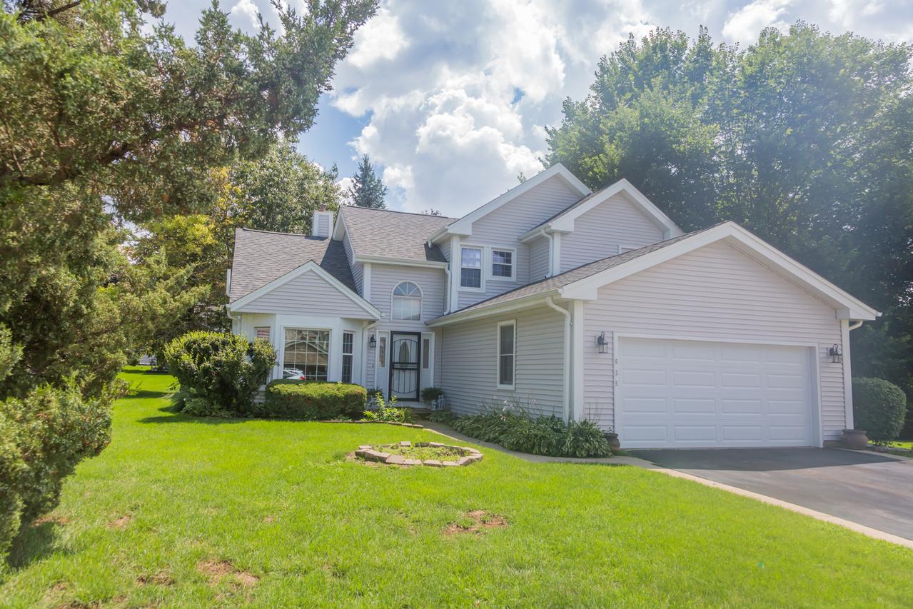 635 Golfers Ln., Bartlett, IL 60103