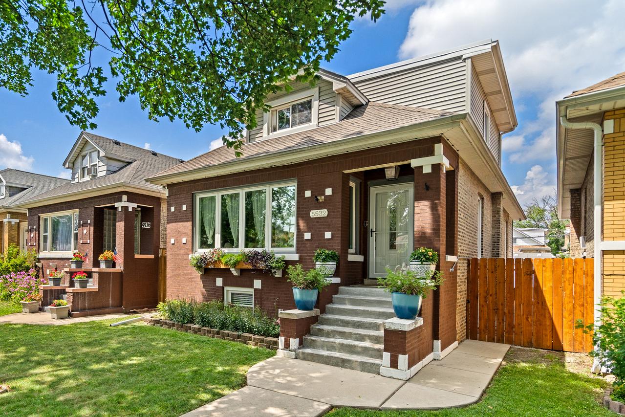 5532 W Roscoe St., Chicago, IL 60641