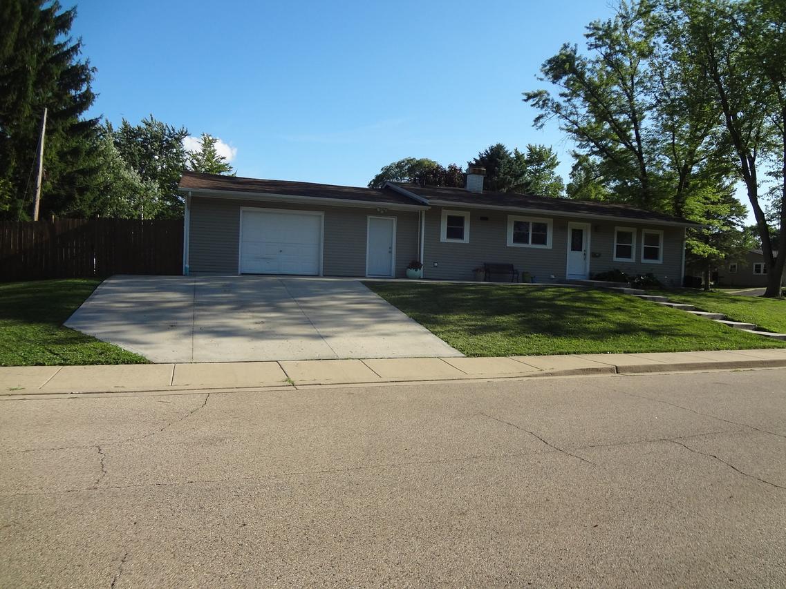 989 Berkley St., Carpentersville, IL 60110