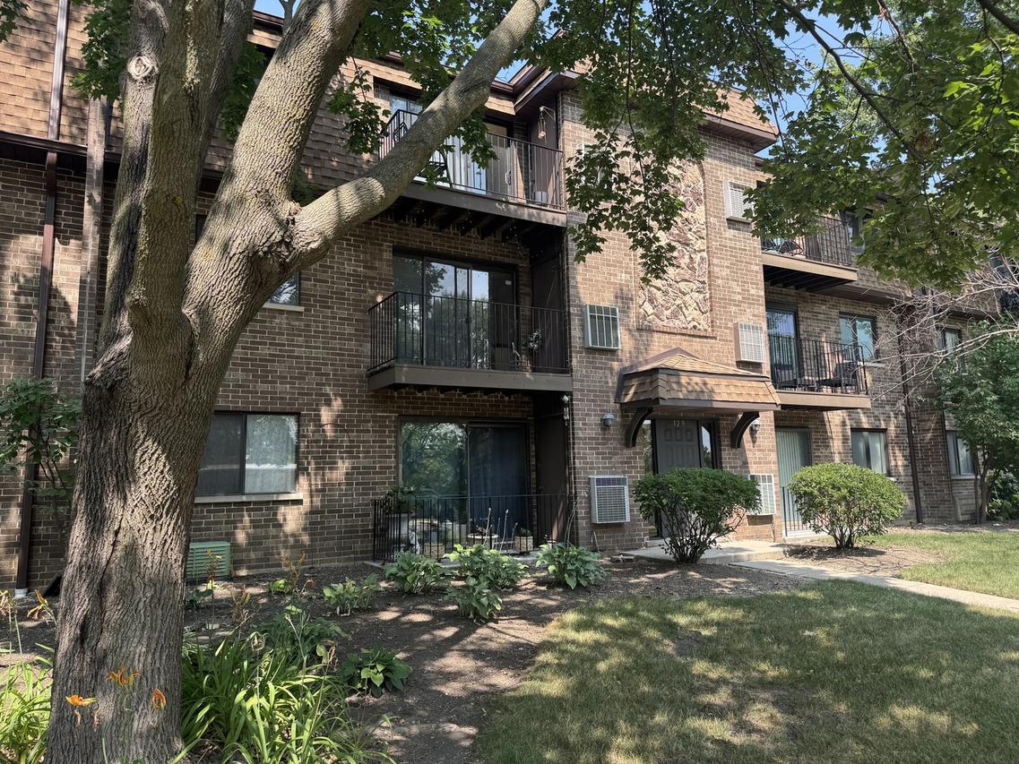 129 W Brandon Ct. #23, Palatine, IL 60067