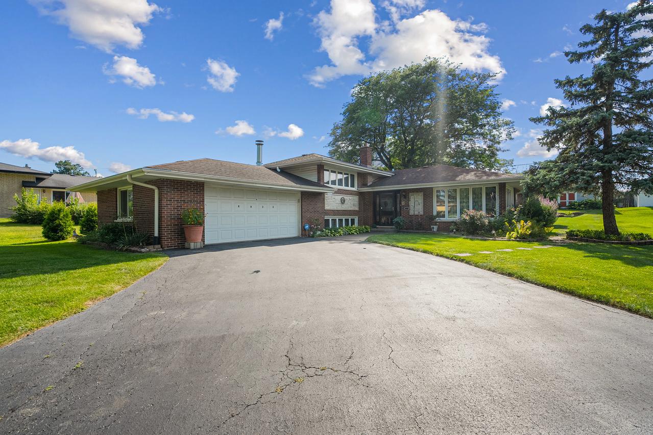 8832 Pleasant Ave., Hickory Hills, IL 60457