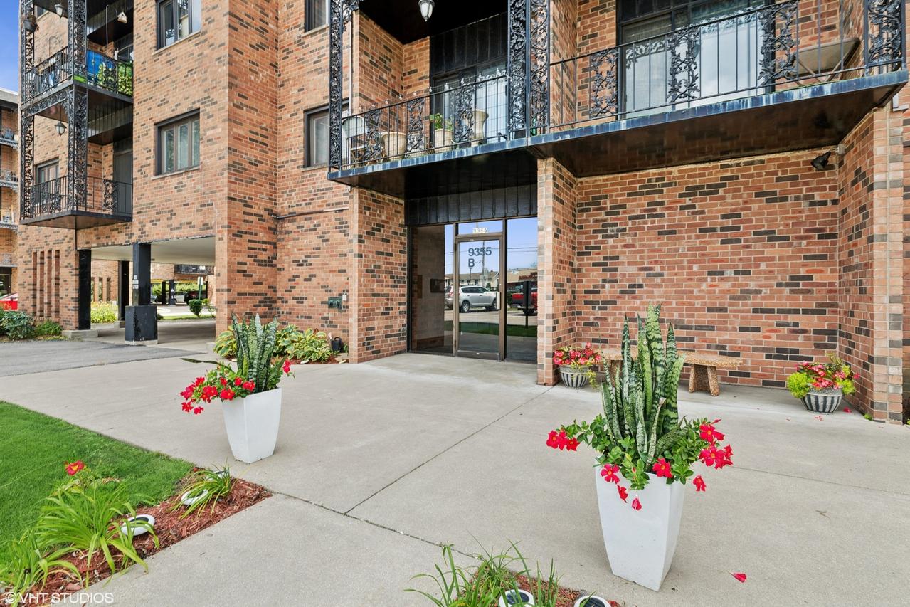 9355 Landings Ln. #406, Des Plaines, IL 60016