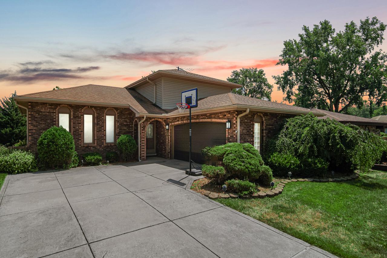 18443 Maple St., Lansing, IL 60438