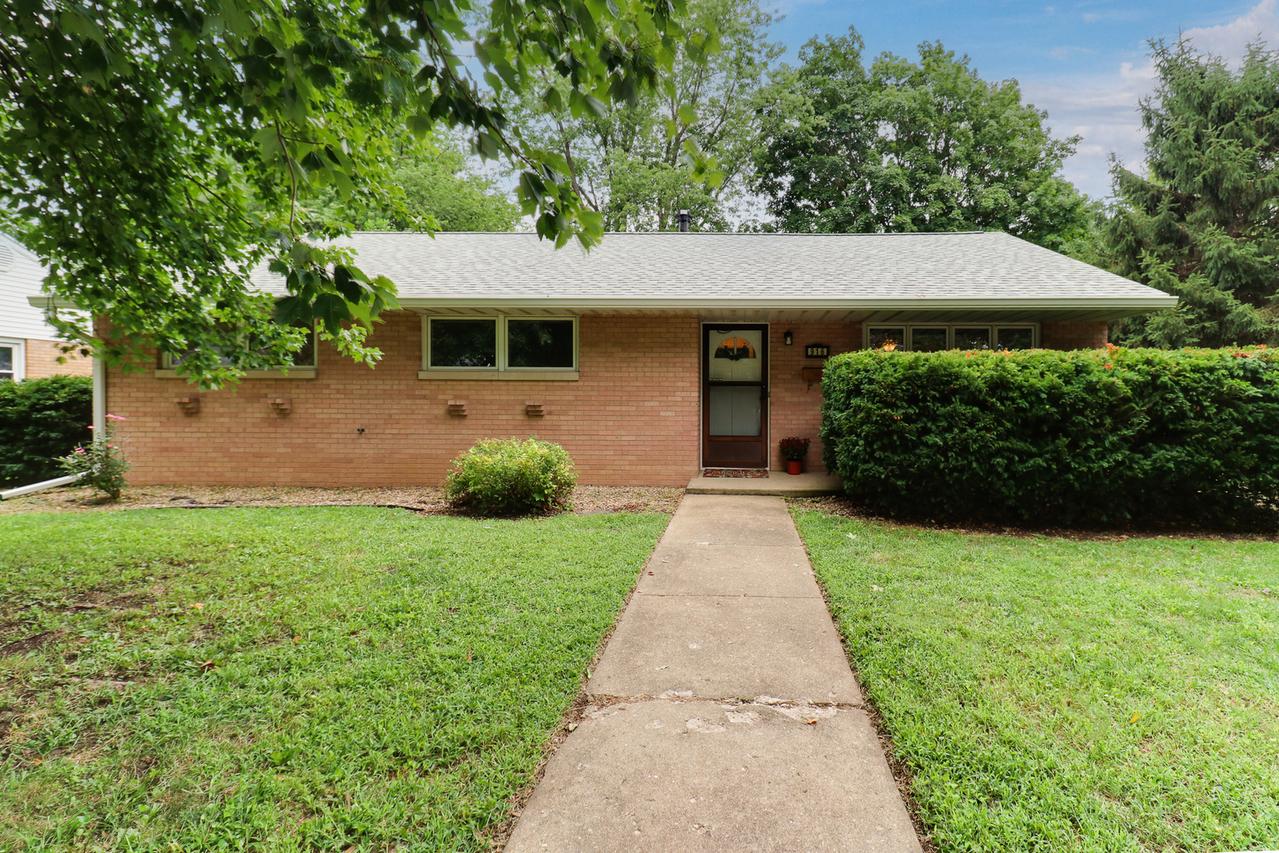 916 Parmon Rd., Bloomington, IL 61701
