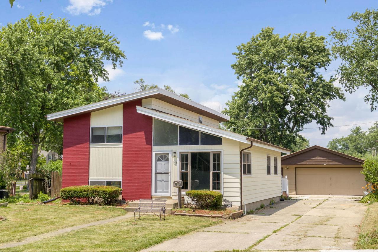 720 W Terrace St., Villa Park, IL 60181