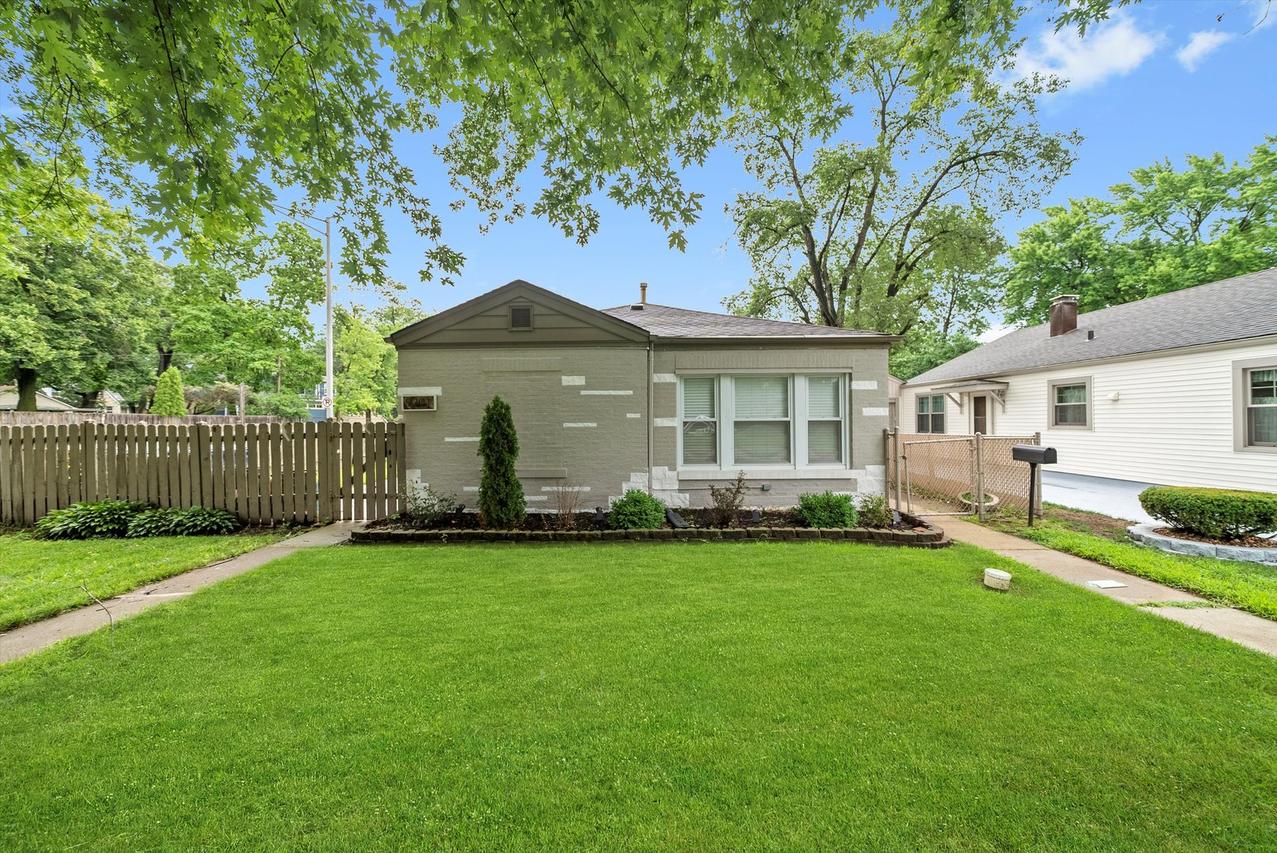 9301 Raymond Ave., Oak Lawn, IL 60453