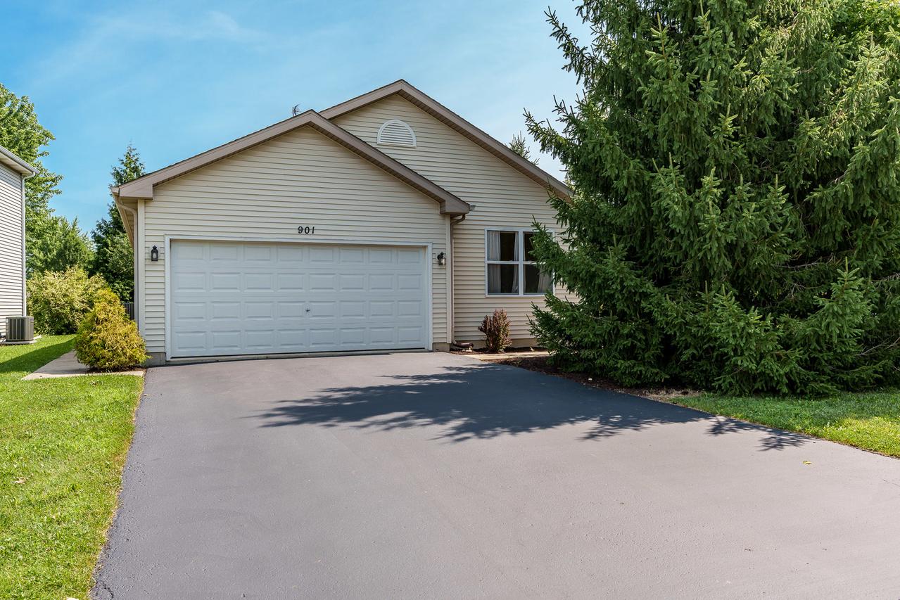 901 N Oak Creek Dr., Genoa, IL 60135
