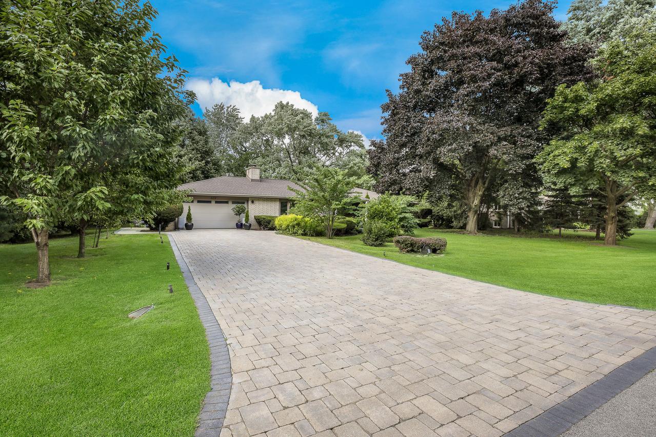 372 Longacres Ln., Palatine, IL 60067