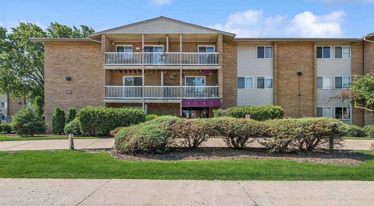 910 Beau Dr. #211, Des Plaines, IL 60016