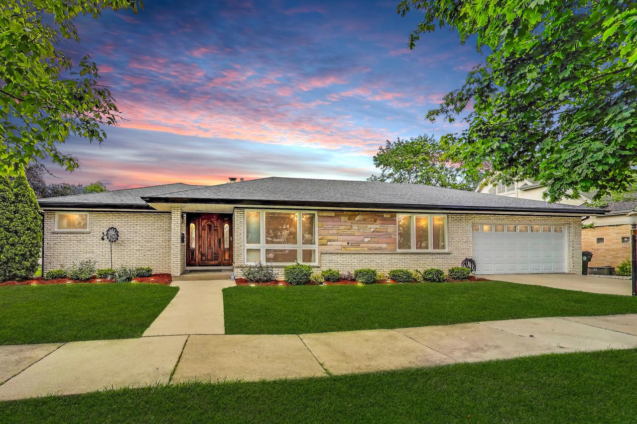 835 Tomawadee Ln., Park Ridge, IL 60068