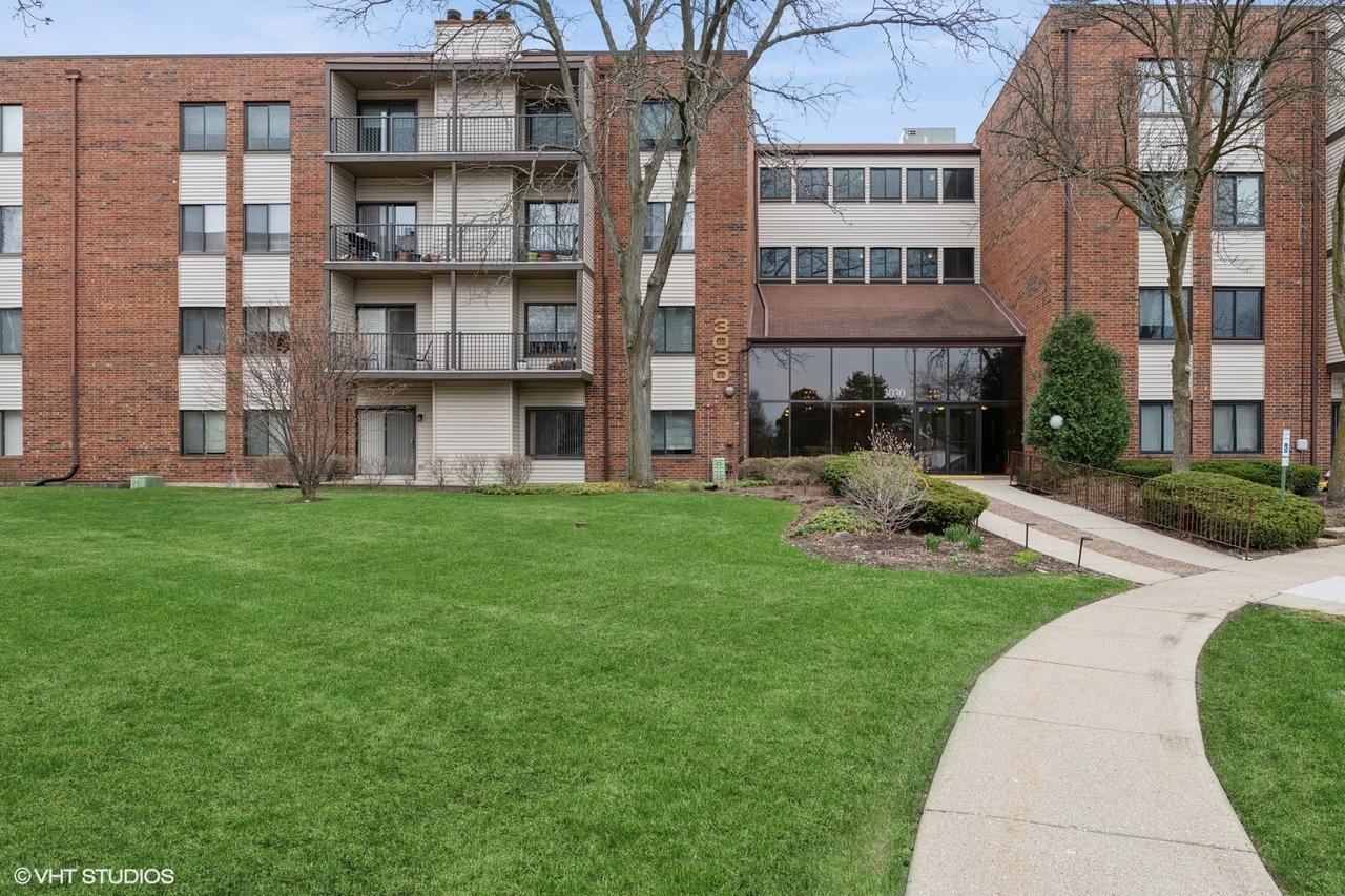 3030 Pheasant Creek Dr. #207, Northbrook, IL 60062