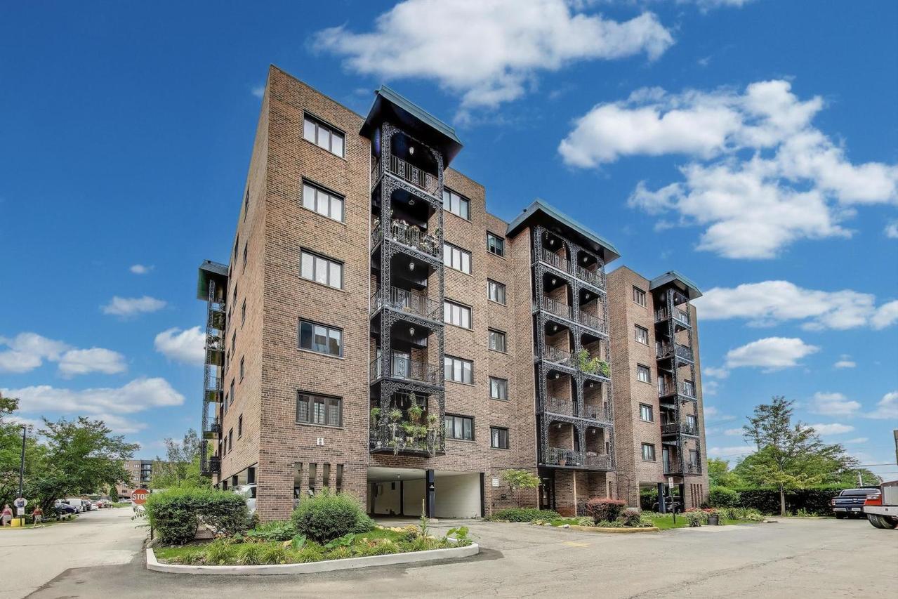 9395 Landings Ln. #401, Des Plaines, IL 60016