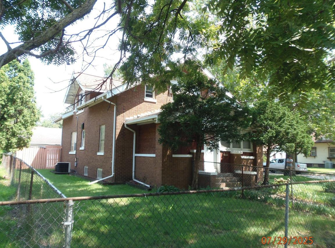 2142 S 6th St., Rockford, IL 61104