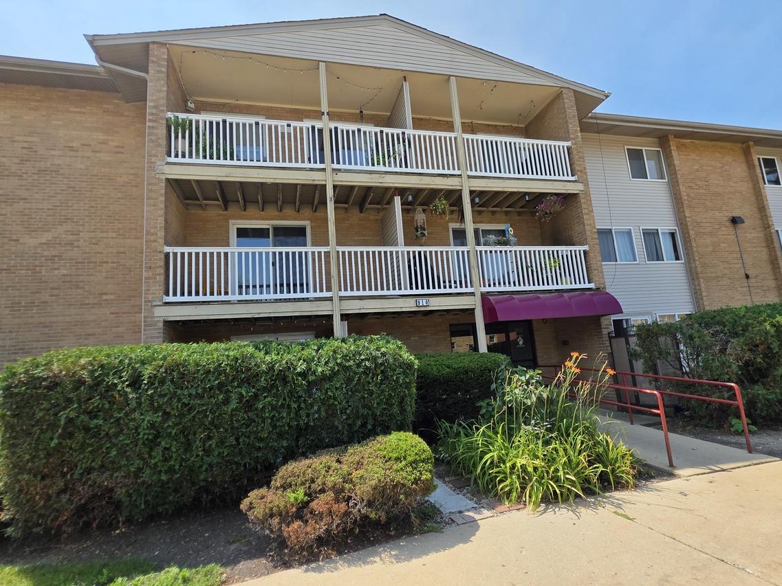 910 Beau Dr. #202, Des Plaines, IL 60016