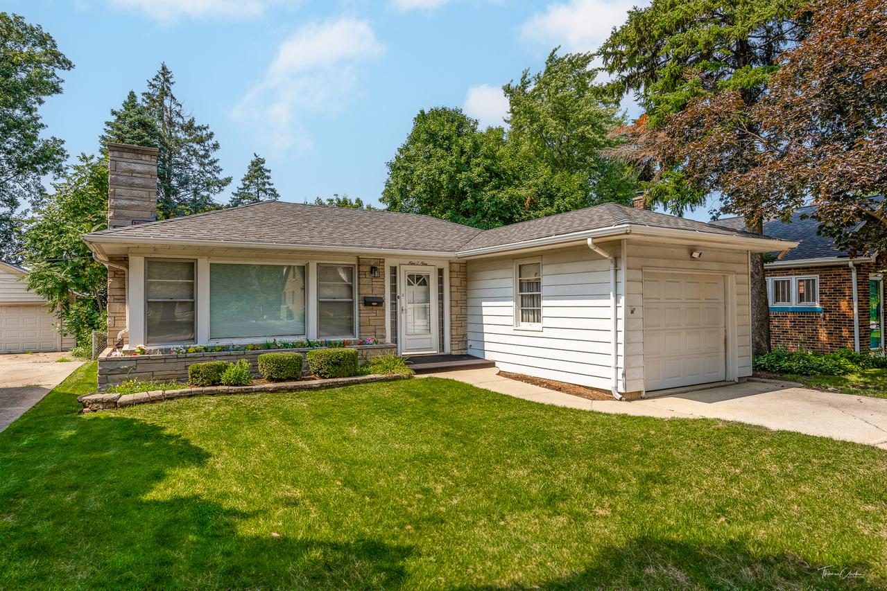 909 Manor Ct., Joliet, IL 60436
