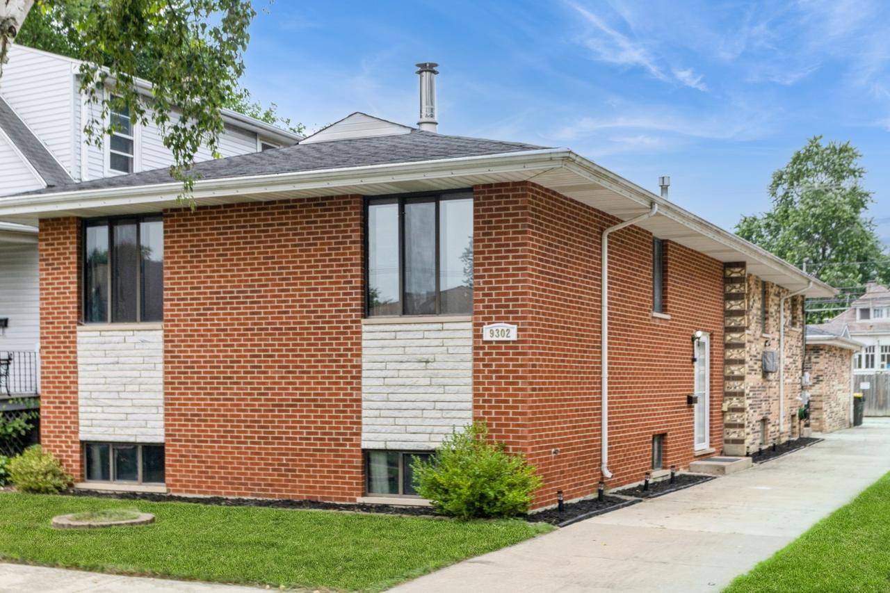 9302 S Albany Ave., Evergreen Park, IL 60805
