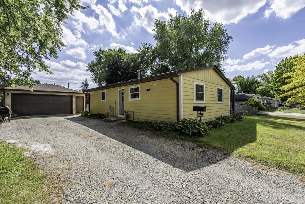 18727 W Highfield Dr., Gurnee, IL 60031