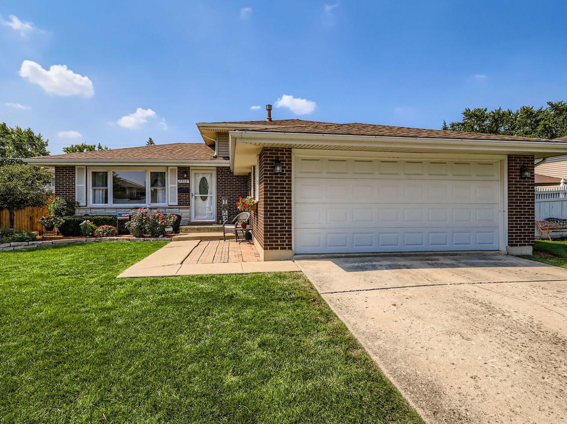 7513 Dorothy Ln., Tinley Park, IL 60477