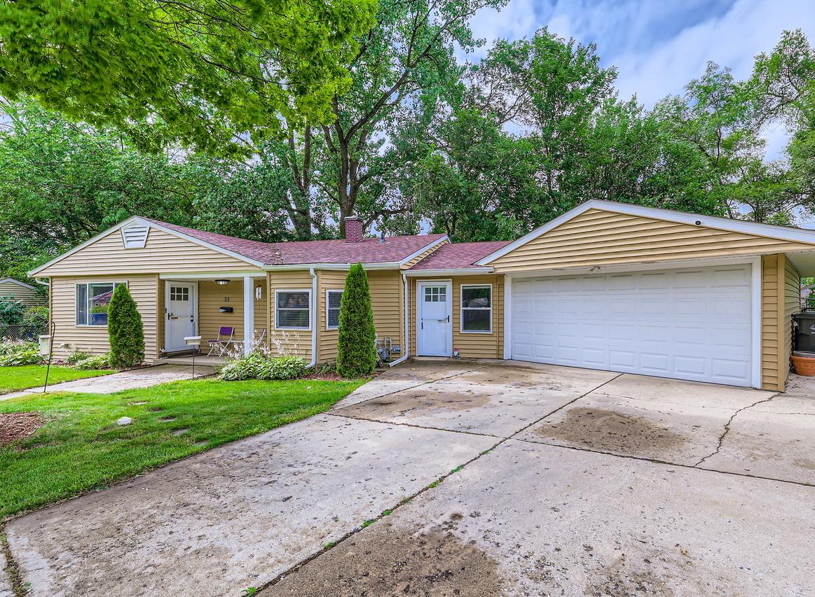 31 Sparrow Ct., Carpentersville, IL 60110