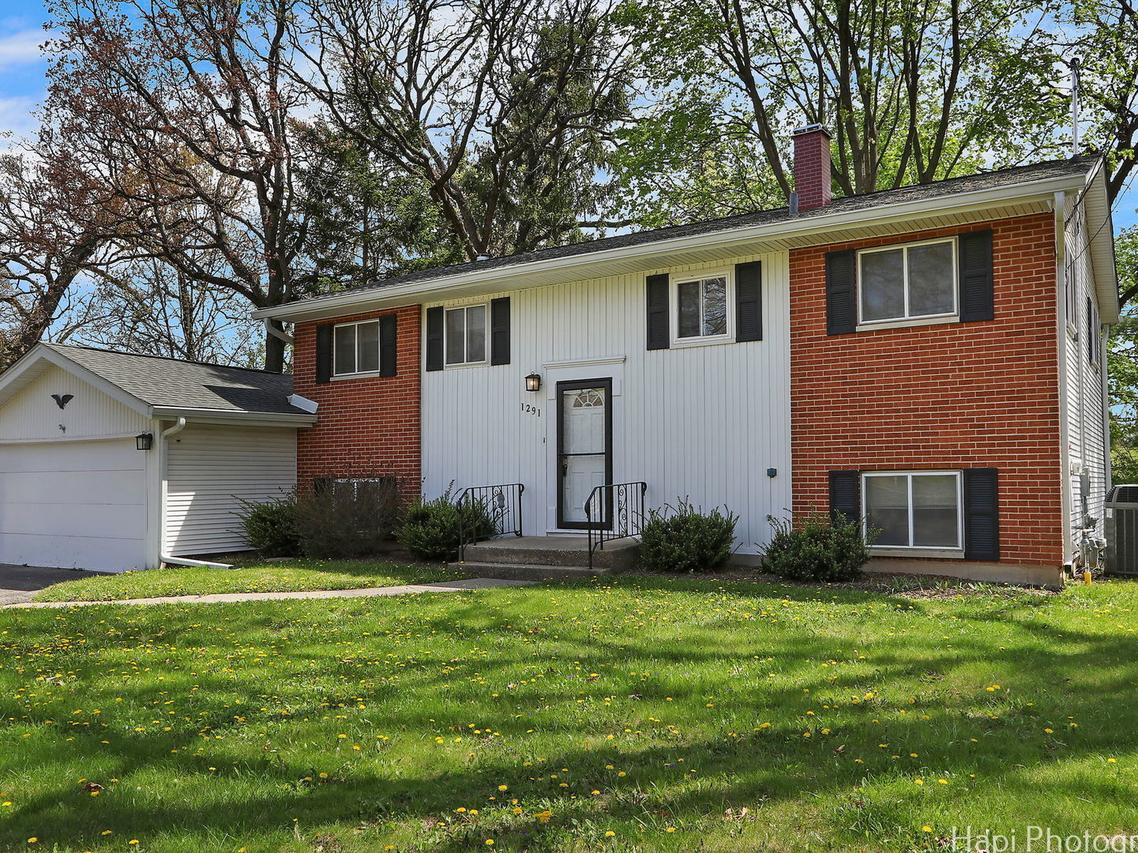 1291 Banbury Rd., Mundelein, IL 60060