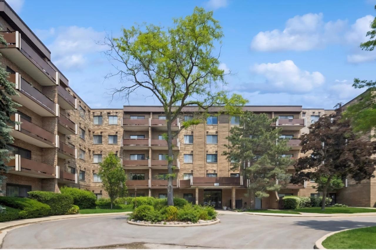720 Wellington Ave. #415, Elk Grove Village, IL 60007