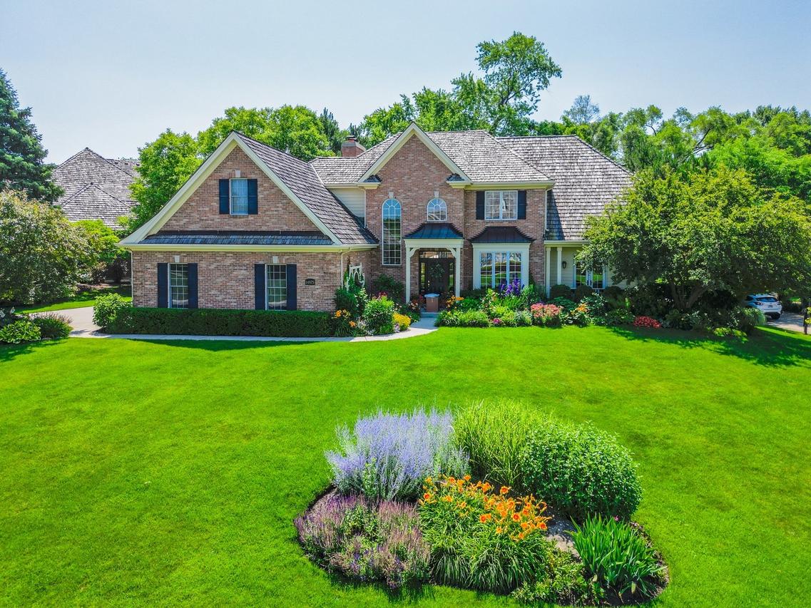 14875 Creekside Path, Green Oaks, IL 60048