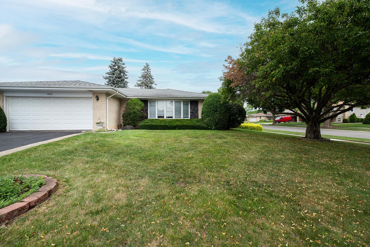 1008 W Ash Dr., Mount Prospect, IL 60056
