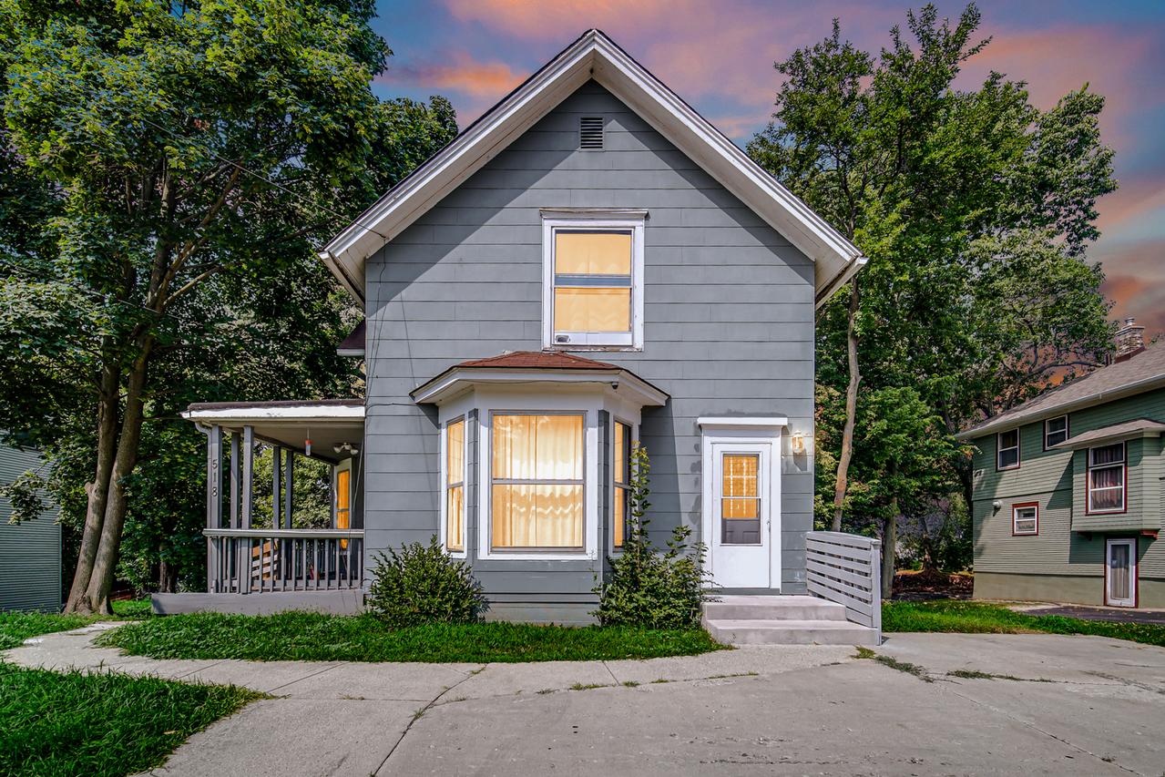 518 Raymond St., Elgin, IL 60120