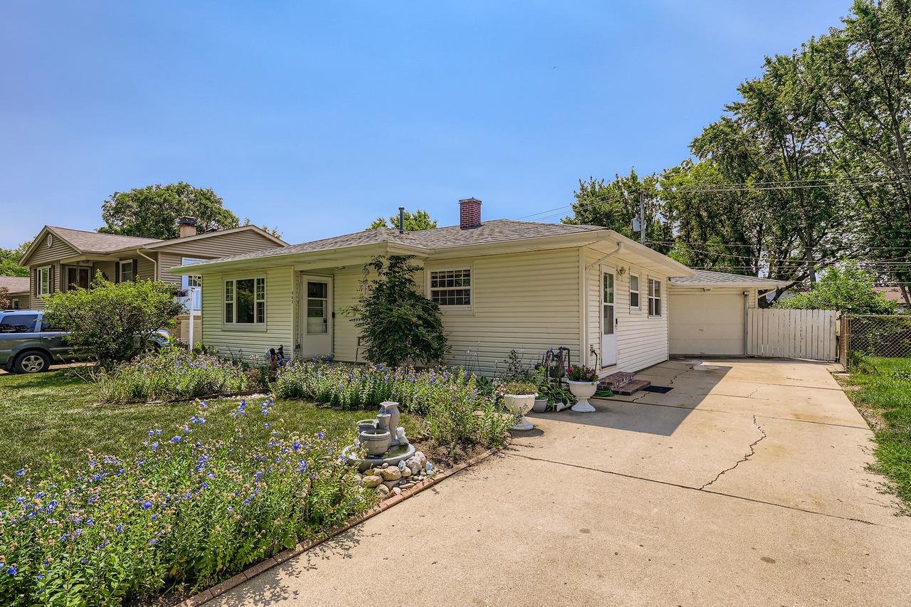 963 S Fletcher Dr., Wheeling, IL 60090