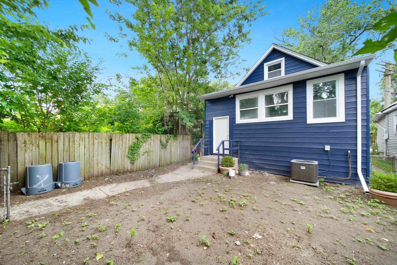 7652 1/2 S Coles Ave., Chicago, IL 60649