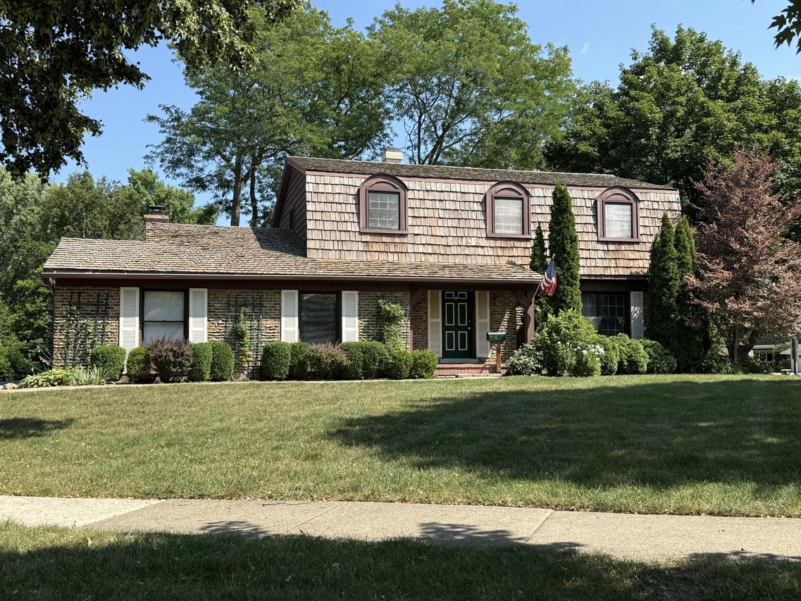 827 5th Ave., Libertyville, IL 60048