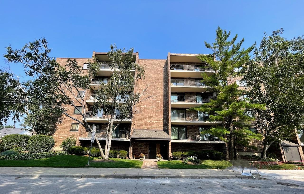 555 Graceland Ave. #206, Des Plaines, IL 60016