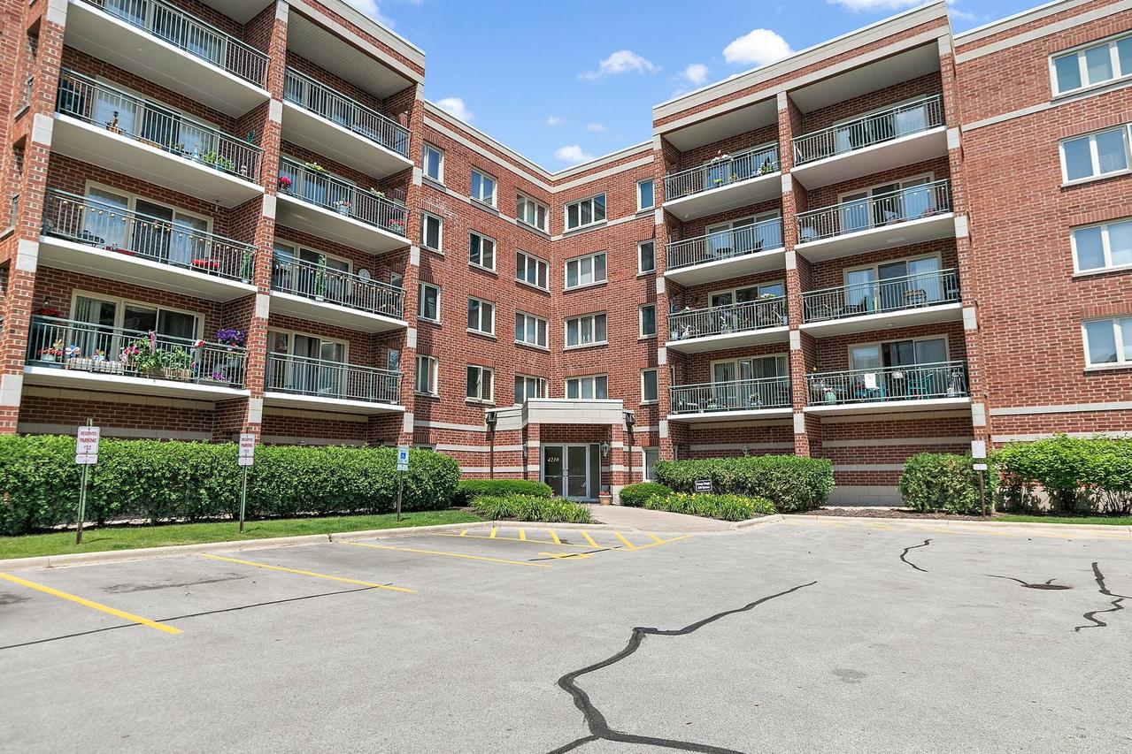 4210 N Natchez Ave. #208, Chicago, IL 60634