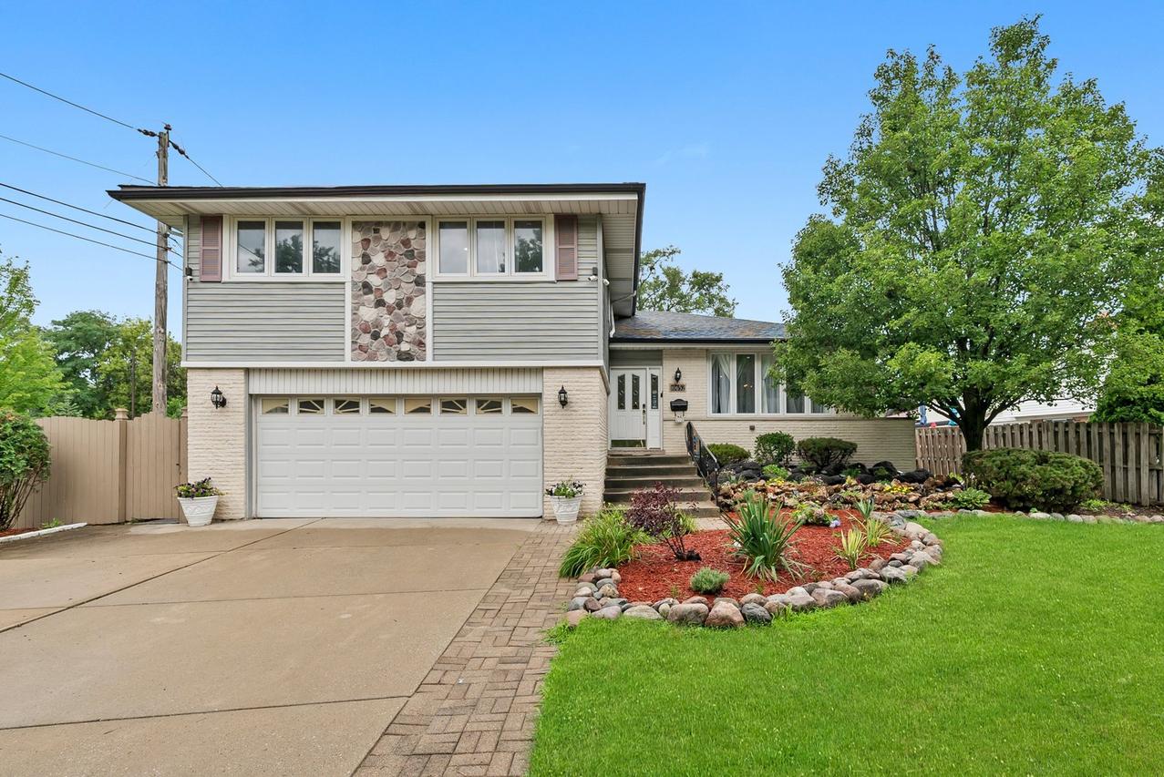 10652 Laramie Ave., Oak Lawn, IL 60453