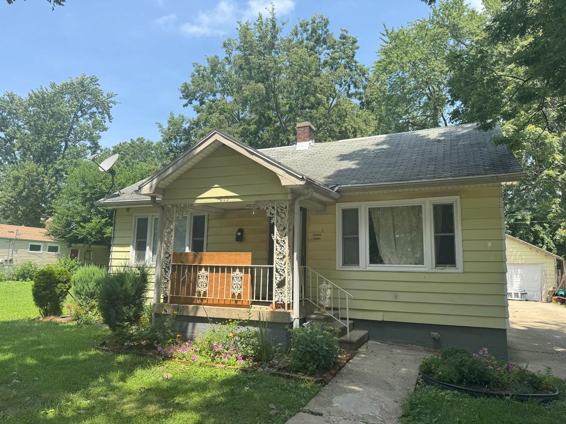 210 W Beardsley Ave., Champaign, IL 61820