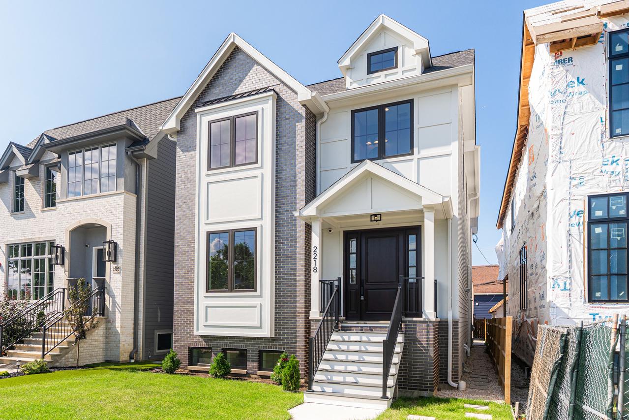 2218 W Oakdale Ave., Chicago, IL 60618