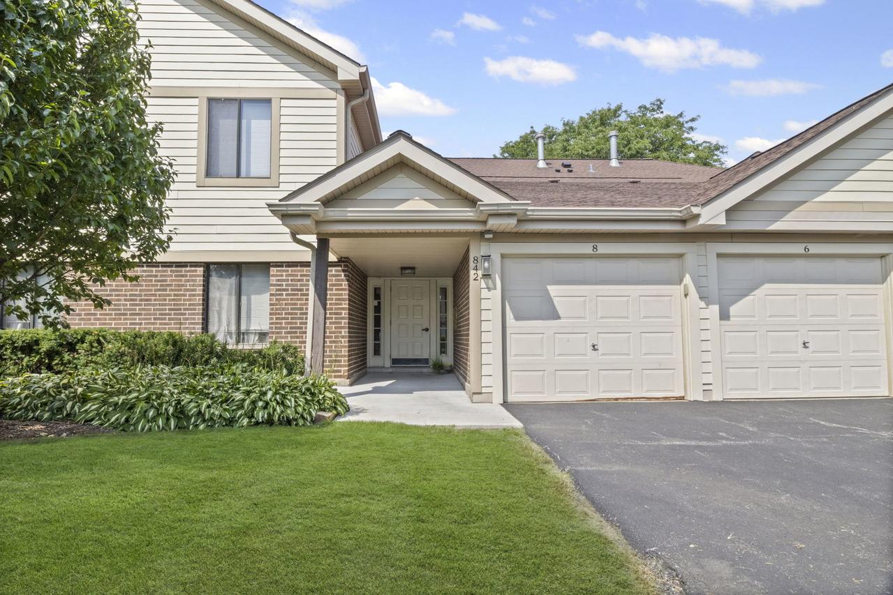 842 E Carriage Ln. #7, Palatine, IL 60074