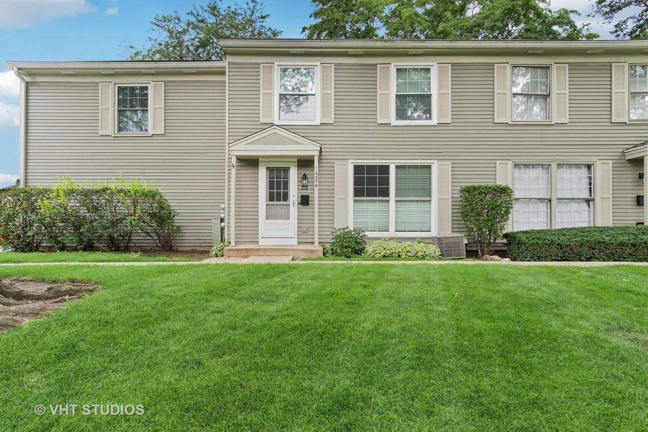 1657 Williamsburg Ct. #E, Wheaton, IL 60189