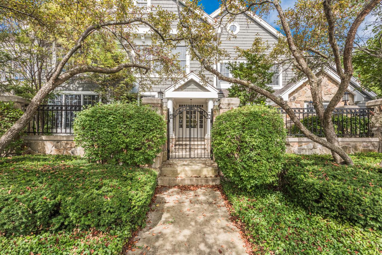 100 Clubhouse Dr., North Barrington, IL 60010