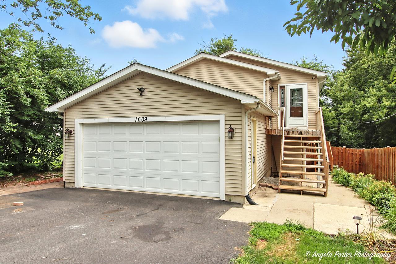 1609 Kenmore Ave., Round Lake Beach, IL 60073