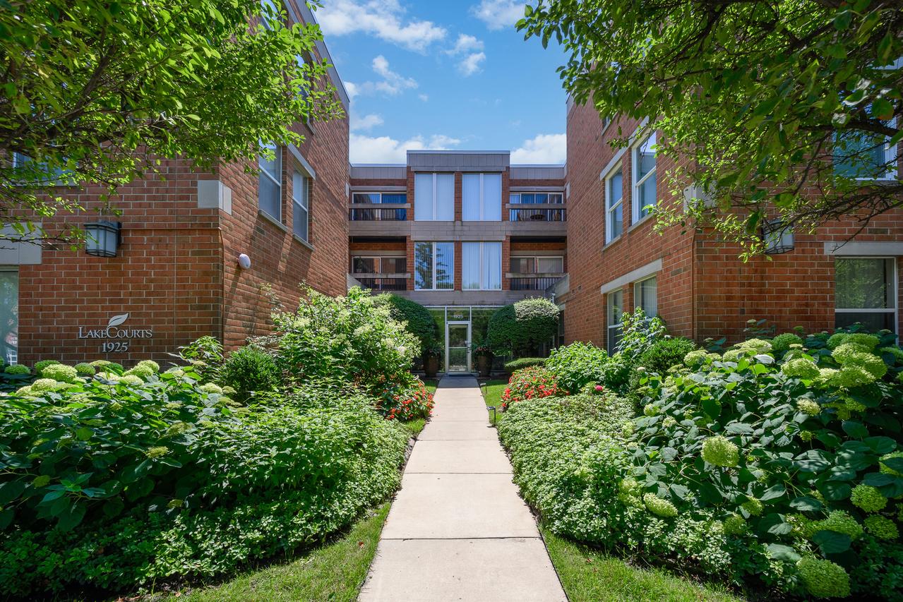 1925 Lake Ave. #212, Wilmette, IL 60091