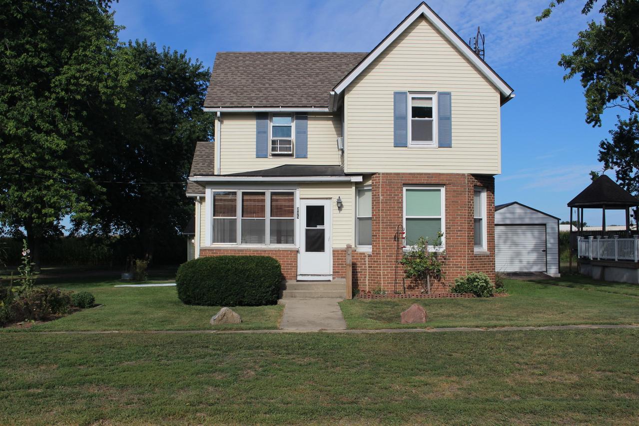 215 Chicago St., Dewitt, IL 61735