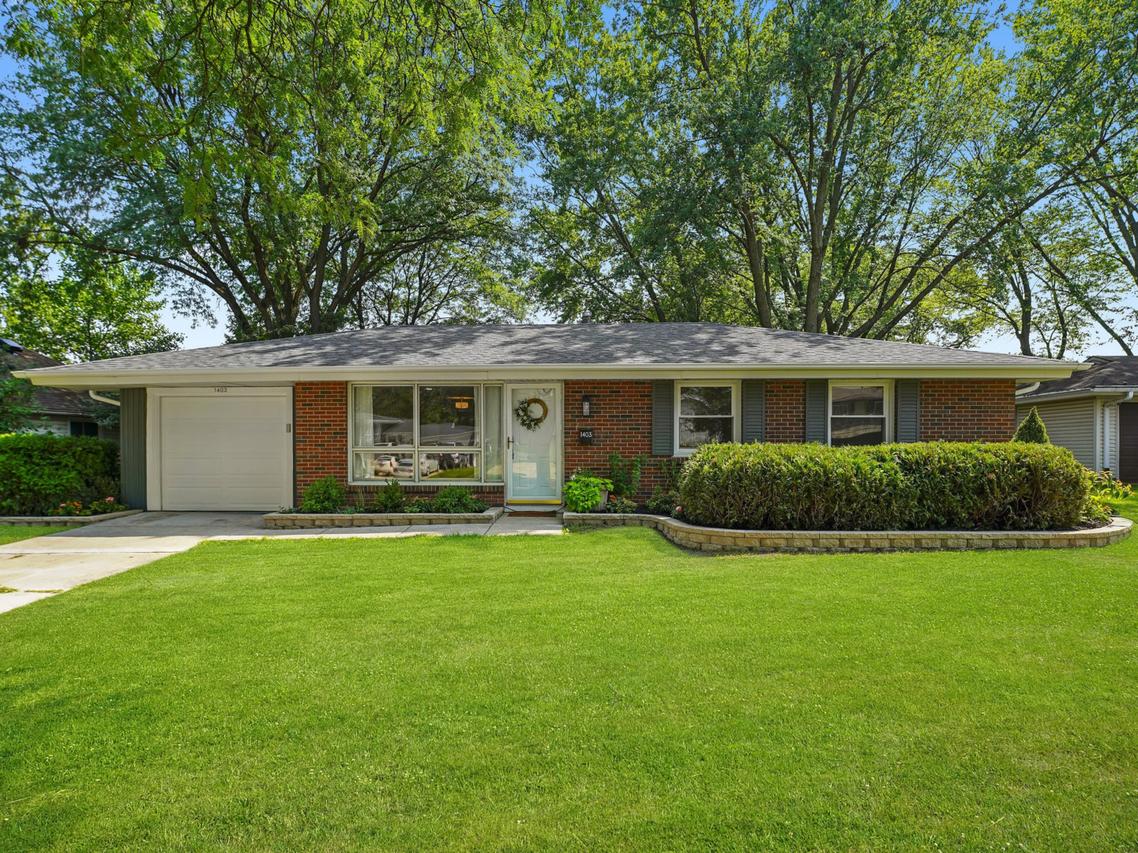 1403 Hampton Ln., Schaumburg, IL 60193
