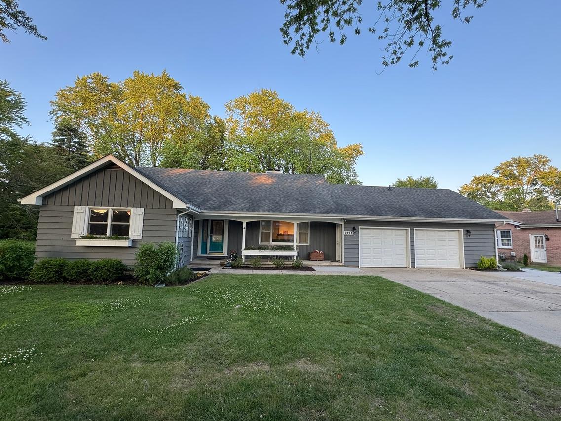 1223 Ridgeway Ct., Elgin, IL 60123