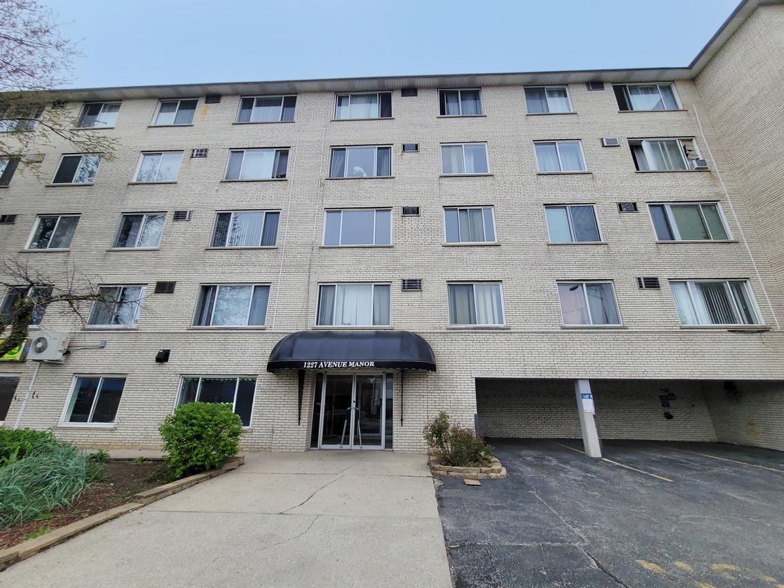 1227 S Harlem Ave. #208, Berwyn, IL 60402